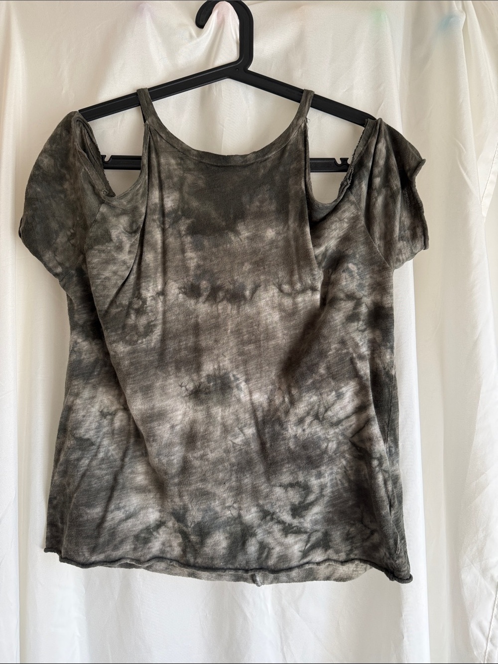 Ecote Cold-Shoulder Tie-Dye Short Sleeve Tee in Green and Gray